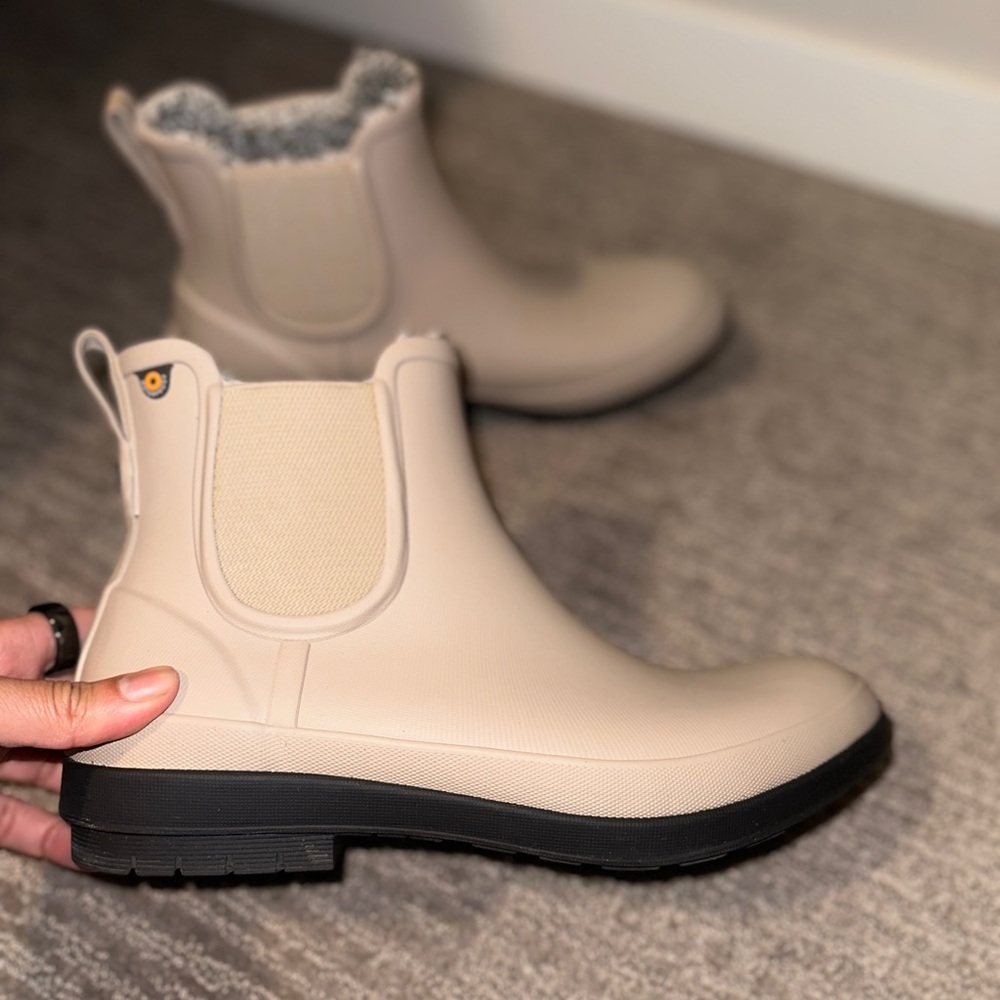 Bogs rain boots, womens size 10, beige